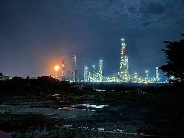 中油高雄林園廠燃燒塔今晚冒火竄出黑煙,市府環保局獲報前往稽查發現是進料泵浦起火燃燒。圖/讀者提供