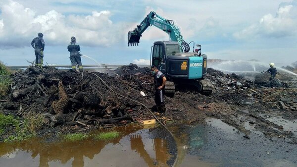 彰化縣大城鄉東港村一處農地非法廢棄物堆置場失火，燒出廢棄物違法堆置問題。圖／環保局提供