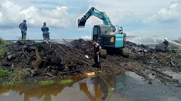 彰化縣大城鄉東港村一處農地非法廢棄物堆置場失火,燒出廢棄物違法堆置問題。圖/環保局提供