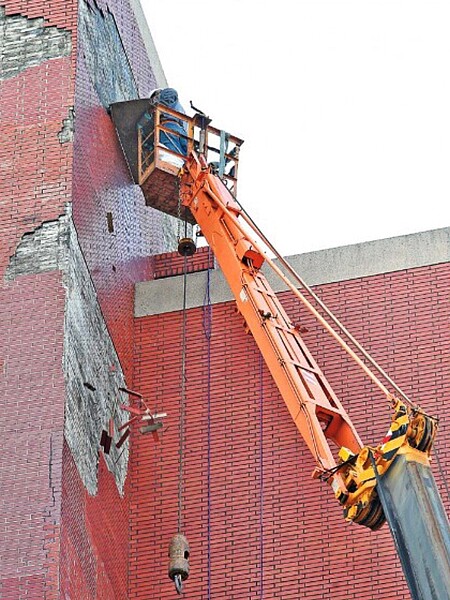 具潛在危險建物外牆，限期改善及申報納管。圖／臺北市建築管理工程處提供