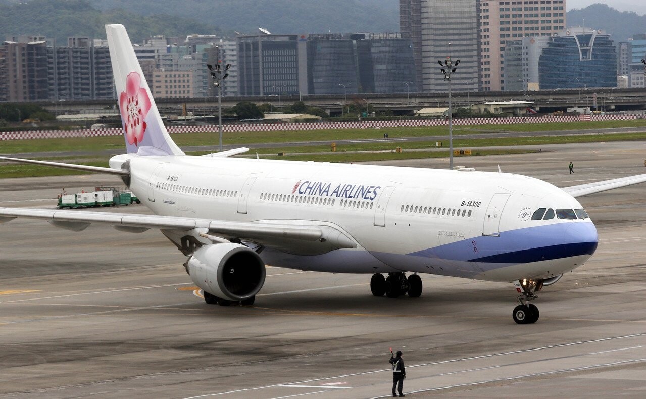 今年6月14日華航CI202浦東飛松機編號B-18302空中巴士A330飛機落地發生故障，駕駛自動駕駛系統煞不住，改手動後於煞住，煞住時已在松機跑道末端，機上80多人平安。圖為B-18302去年降落松山機場畫面。圖／聯合報資料照片