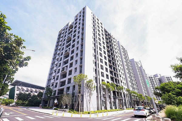「南屯精科樂活好宅」是台中市第3座社會住宅,今天進行點交、簽約及公證作業,窗外一片綠意且視野開闊,也設置托嬰中心及長輩日托中心,讓年輕人安心工作,無後顧之憂。圖/台中市新聞局提供