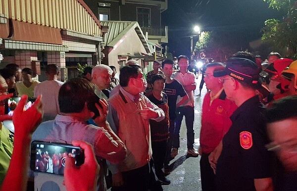 台南市長黃偉哲晚間趕到火場關切。記者吳淑玲/翻攝