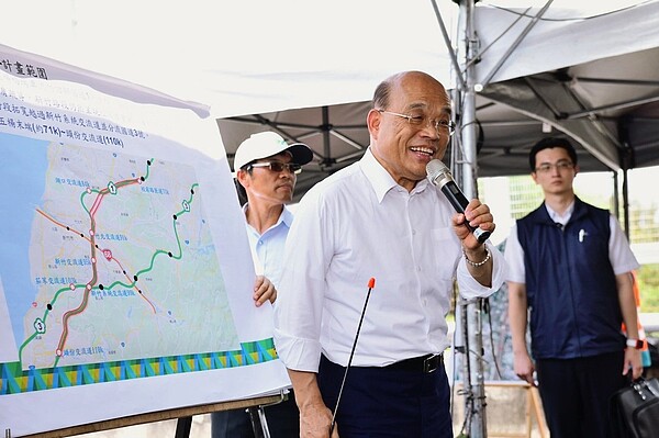 行政院蘇貞昌今4日赴新竹視察「視察國道1號五楊高架延伸至苗栗頭份」,他宣布行政院已正式核定「五楊高架延伸至苗栗頭份可行性研究」750億元;並加碼宣布核定「台61線(西濱快速道路)香山鳳鼻段可行性研究」150億元,總經費共900億。 圖/行政院提供