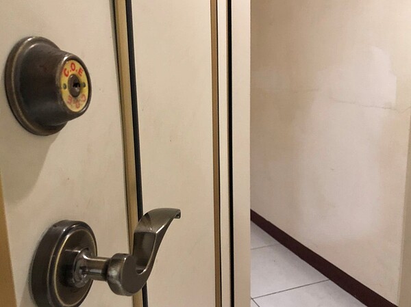 女子樓梯跌倒正面朝地摔死,房東堅稱沒過失獲判無罪。示意圖/聯合報系資料照
