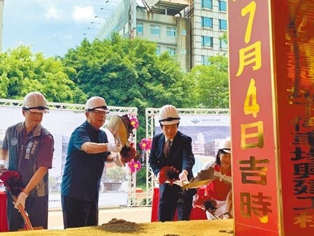 中壢國小4日舉行校舍暨地下停車場工程，由副總統賴清德主持動土儀式。（黃婉婷攝）