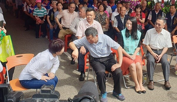 台北市長柯文哲(左二)和台中市長盧秀燕(左一)4日一起出席民代聯合服務處成立揭牌。記者游振昇/攝影