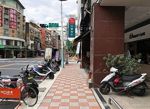 新北汐止秀峰高中通勤廊道打通後,學生上下學變得安全。圖/新北市府提供