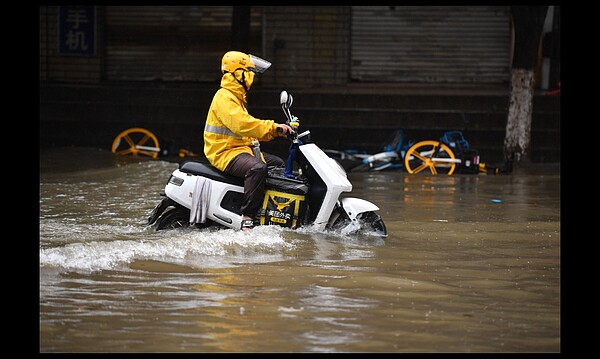 受持續降雨影響，昆明市區2日多地路面出現積水。圖／中新社