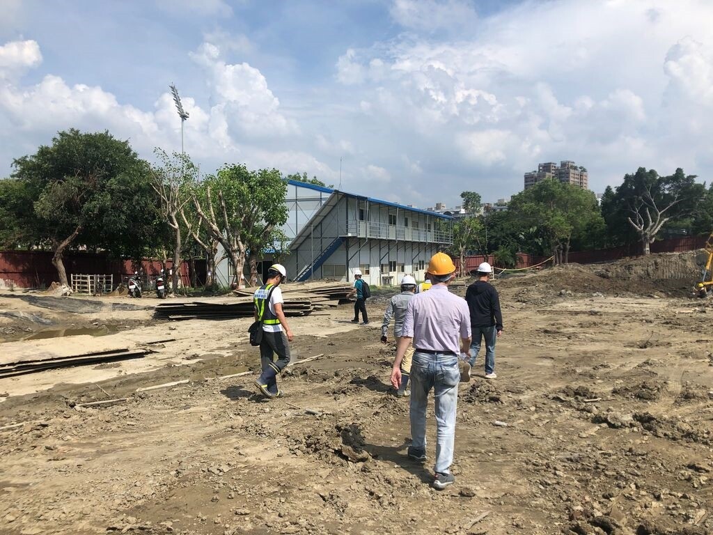 新莊運動公園地下停車場新建工程，施工單位不慎拉斷園區步道路燈照明電路，目前正全力搶修中。圖／新北市交通局提供