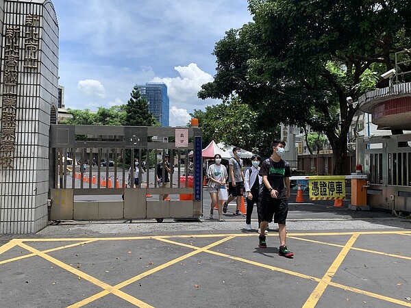 新北市教育局通知各校當戶外超過36度,必須調整課程,不要讓學生長時間暴露在太陽下。記者魏翊庭/攝影