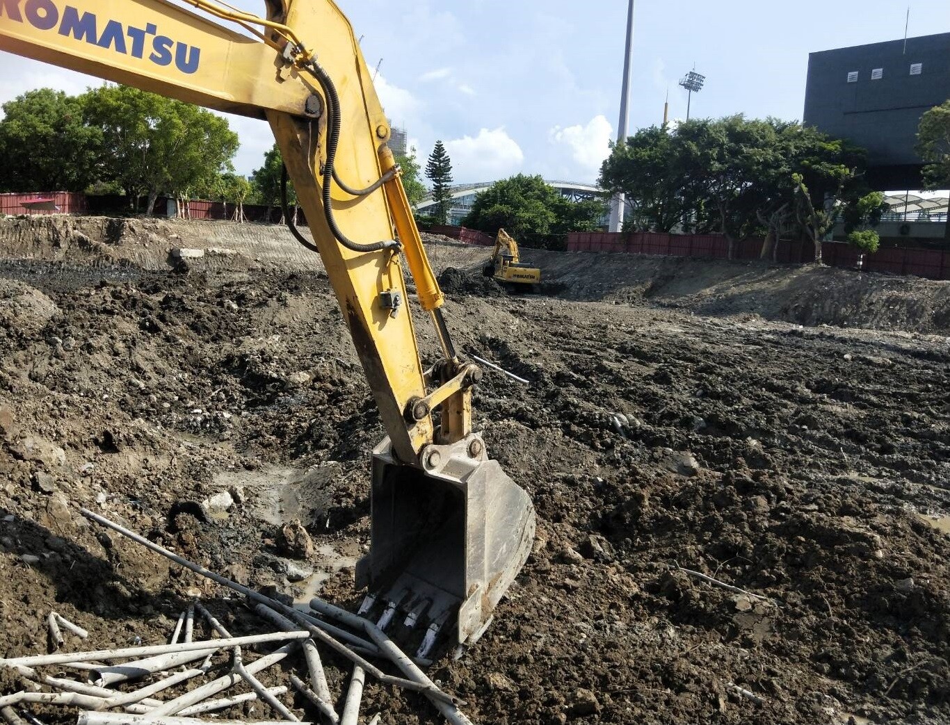 新莊運動公園地下停車場新建工程，施工單位不慎拉斷園區步道路燈照明電路，目前正全力搶修中。圖／新北市交通局提供