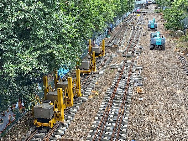 全台「木枕」型道岔將全面更換為PC枕型道岔。圖/台鐵提供