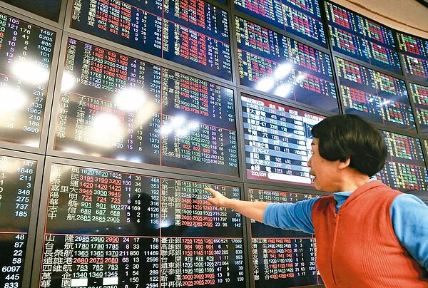 近期資金充沛,支撐台股走勢趨堅;加權指數挑戰前高、櫃買指數也創下十年新高,台股P/B回到相對高點。圖/聯合報系資料照片
