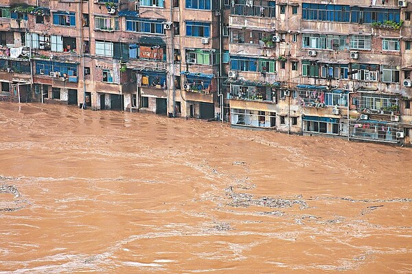 大陸暴雨已持續逾月，近兩千萬人受災。圖為重慶綦江區降暴雨，全區啟動防汛三級應急響應。（新華社）