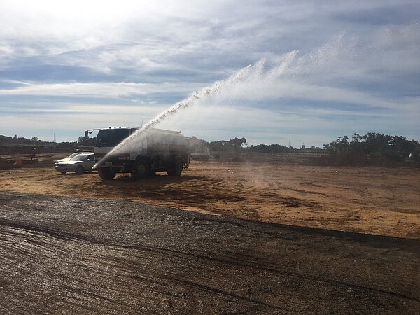 草漯重劃區因為工程導致揚塵嚴重，市府要求施工單位加派灑水車。圖／桃園市政府提供