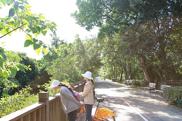 田心仔公園自行車道沿途綠樹成蔭，自然美景圍繞。圖／台北市工務局提供