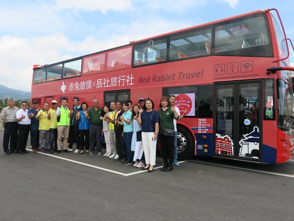 「金包里號」雙層觀光巴士開進北海岸。圖/金山區公所提供