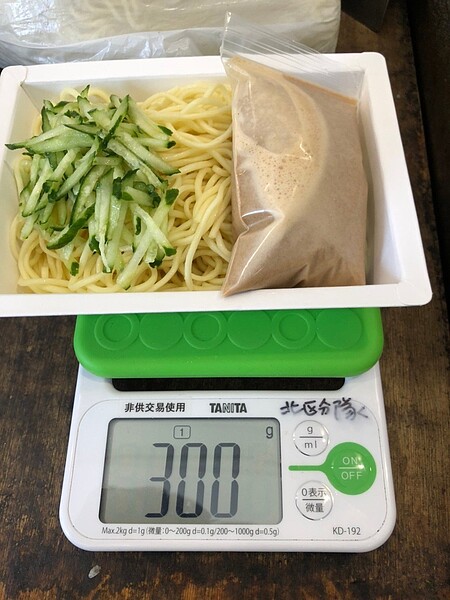 台北市衛生局在今年5月中旬,抽驗市面上的涼麵,有3件複驗不符標準,向3家業者各罰3萬元。圖/台北市衛生局提供