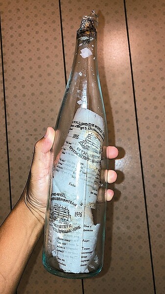 民眾黃嘉慶去年8月在蘭嶼岸邊撿到瓶中信。 圖/黃嘉慶提供