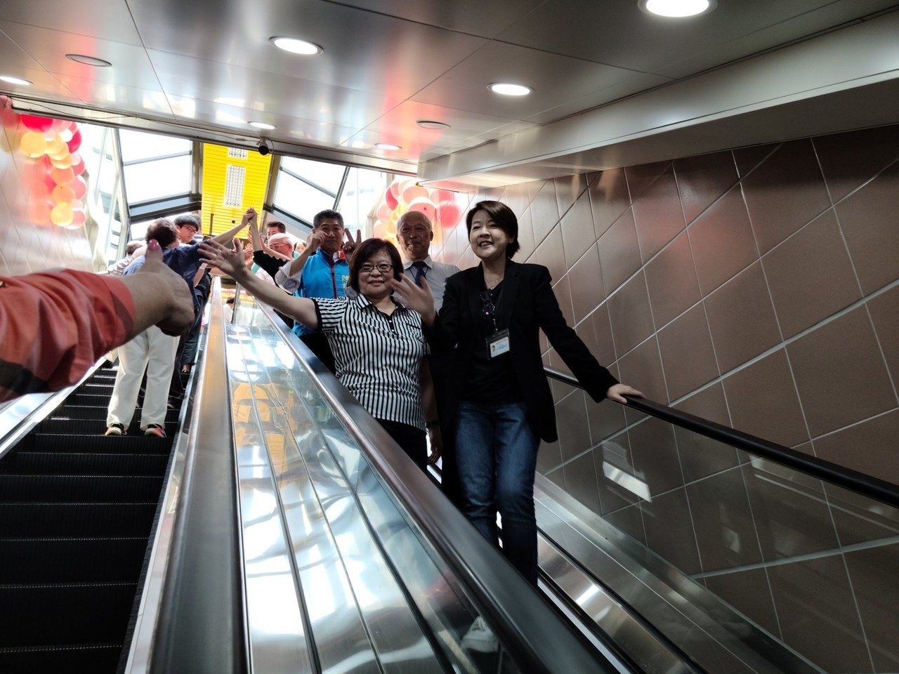 台北市副市長黃珊珊體驗台北地下街Y27手扶梯，民眾比「讚」肯定。圖／台北地下街提供