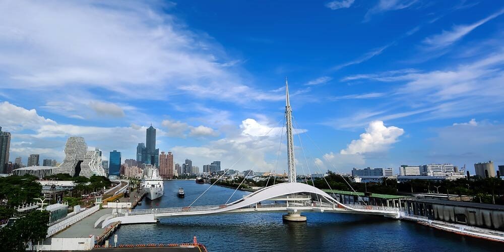 全台第一座水平旋轉的高雄大港橋,6日下午啟用,將提升亞洲新灣區的港埠觀光產業效益。圖/港務公司提供