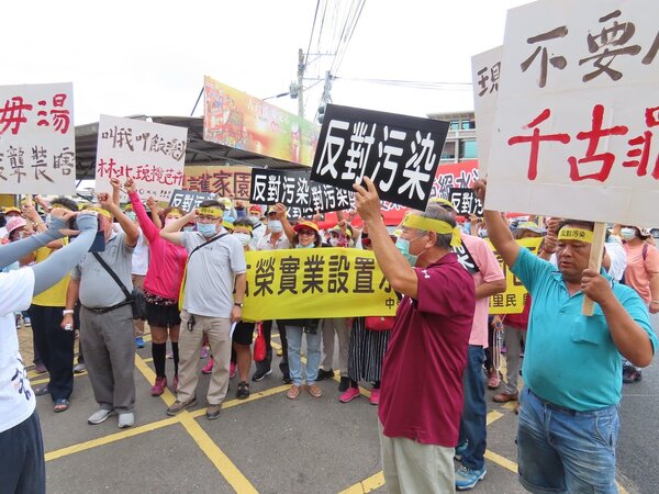 竑榮實業公司申請在台南安定區擴大設置混凝土產業園區，地方擔心汙染，自救會成員拉布條表達反對。記者謝進盛／攝影