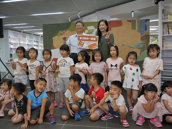 新竹縣長楊文科(後排左)及新竹市副市長沈慧虹(後排右),6日共同宣布新竹縣市共享圖書館資源啟動。記者陳斯穎/攝影