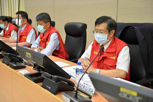 高雄市代理市長楊明州(右一)表示,為避免脫逃外籍船員成防疫破口,要求海洋局、警察局加強脫逃船員協防查緝,必要時請衛生局協助船隻邊境檢疫人員加強防護作業。圖/高雄市新聞局提供