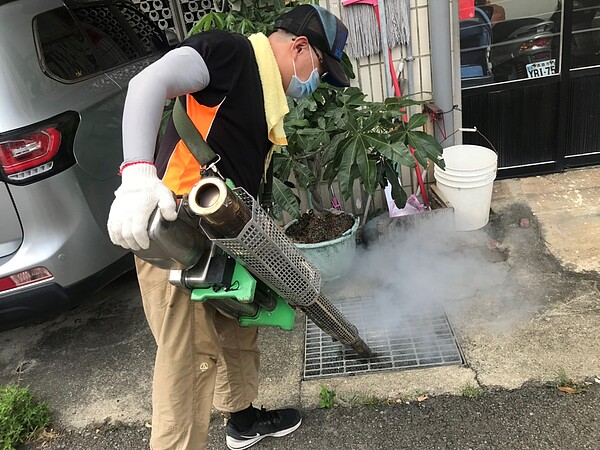 預防登革熱,中市環保局籲清潔積水容器。圖/台中環保局提供
