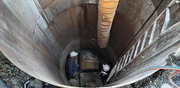 污水截流管人工套管工程。圖/新北市政府水利局提供