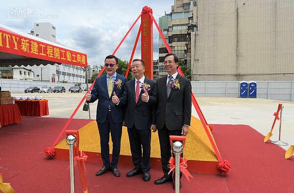 左至右分別為:高力國際董事總經理劉學龍、宜進實業董事長詹正田、遠雄建設總經理湯佳峰。照片高力國際提供