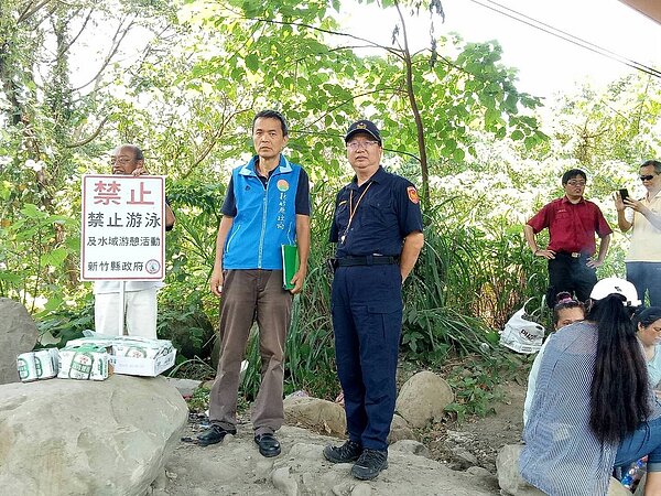 今年5月交旅處會同縣府教育處、消防局勘查危險水域,確認相關的指示牌、救生圈等設施。圖/新竹縣政府提供