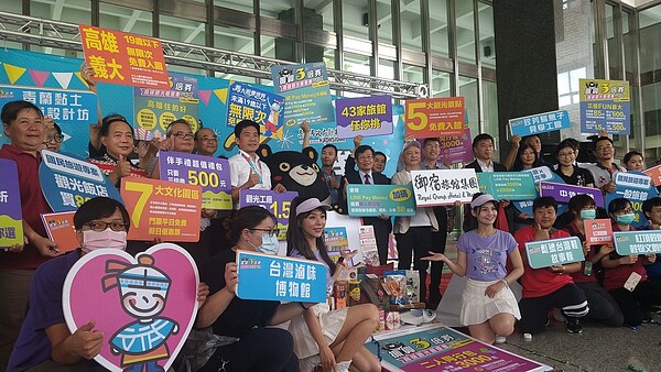 中央推三倍券,高市府7日也結合業者推針對國旅的6大優惠方案,鼓勵遊客到高雄遊玩。記者蔡孟妤/攝影