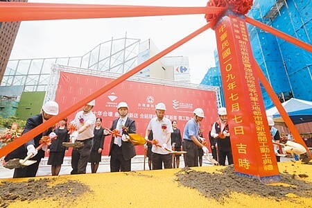 合環建設主導的新店最大都更案,於7日正式動工,將在新店家樂福旁2,837坪基地上打造42層摩天地標住宅案。圖/鄭啟明