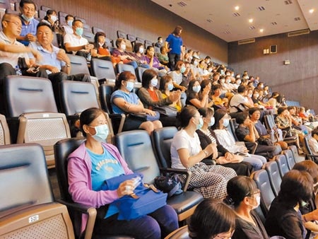 台南市議會審議「幼兒園是否應裝設監視錄影設備」時，多個幼教相關團體動員到場關切。（洪榮志攝）