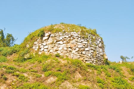 金門聚落旁的大碉堡見證「軍民一家」、「軍事第一」的大時代歲月。（李金生攝）