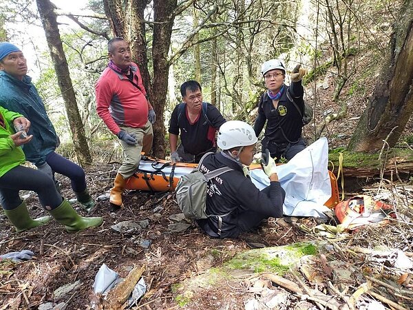 南投縣搜救隊執行卓社大山墜谷勤務,歷經逾3天時間才順利完成任務。圖/南投縣消防局提供
