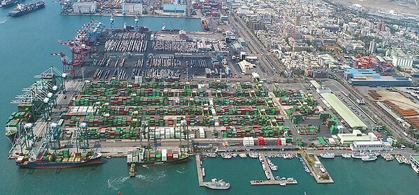 受到新冠肺炎疫情影響,財政部昨日公布6月出口271.3億美元,年減3.8%,是連續4個月下挫。圖為高雄港第五貨櫃中心。(港務公司提供)
