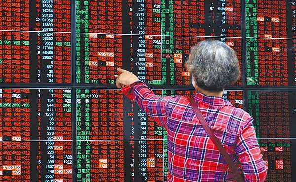 全球熱錢大開資金派對,台股昨盤中衝破12200點大關、最高來到12249.95點,創近30年新高,儘管收盤跌23.73點,但成交量仍達2751億元。(本報資料照片)