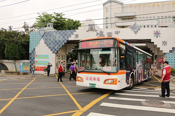 台北客運981線試辦延駛路線至鳳鳴地區，培養捷運三鶯線運量。圖／新北交通局提供