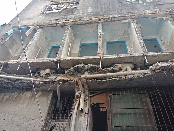 高雄市建管處偕建築師公會等單位聯合勘查中都戲院,發現有安全危虞。圖/高雄市工務局提供