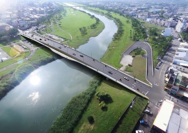 宜蘭橋改建工程大幅改善河道通洪斷面及民眾通行品質。圖／宜蘭縣政府提供。