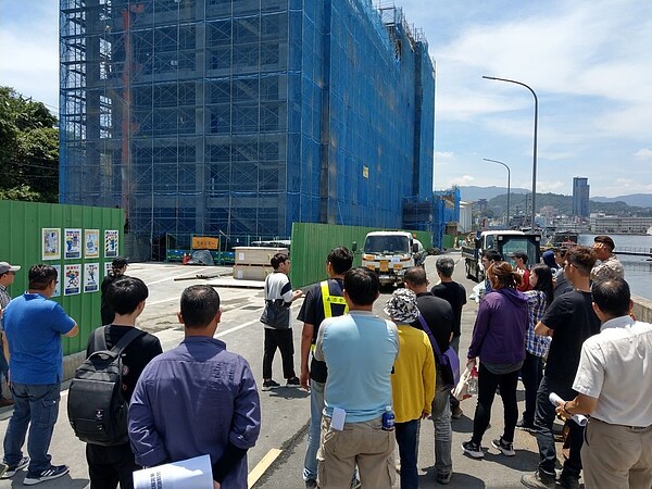 基隆市環保局利用現場洗街車示範,教導正確道路洗掃方式,與水車該有配備、規格,提升道路洗掃之效率。圖/基隆市政府提供