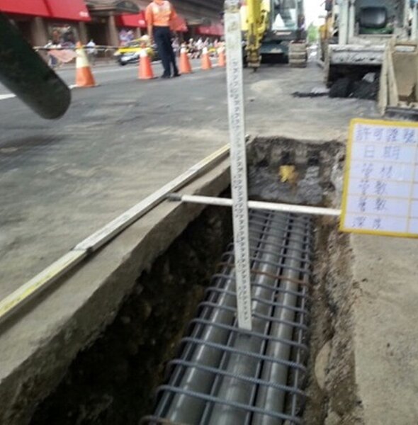 藉由汰換更新老舊管線,可以讓路面更加平整。圖/台北市政府提供