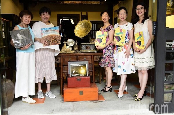 東和樂器木業公司是大溪人共同記憶，總經理夫人黃琪雯（右起）、聲樂家王郁馨、鋼琴家呂䈄渂都參加系列這次活動。聯合報記者鄭國樑／攝影
