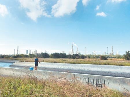 台塑企業出資5.6億元,在雲林縣麥寮鄉興建雲2線跨隔離水道橋梁。圖/張朝欣攝