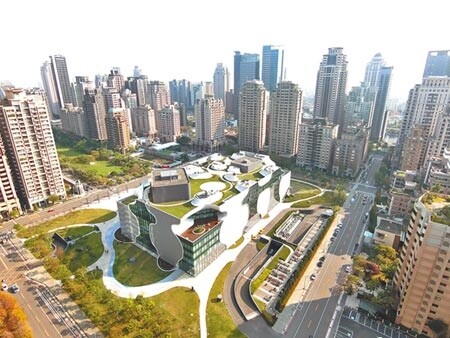 資金行情盛宴,不僅讓股市井噴,在豪宅市場,更出現有人捧著上億元現金買房。圖為台中七期豪宅。(本報資料照片)