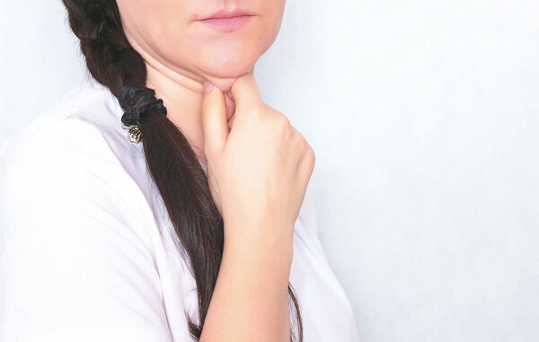 雙下巴會嚴重影響臉部線條，甚至會看起來像臉和脖子連在一起。圖／123RF
