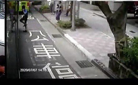 吳姓婦人表示,他們從前門上車,但大兒子踏上車後門就關閉,留下她和1歲幼童狂追車。圖/新北市交通局提供